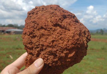 Quặng boxit (thành phần chính là Al2O3)