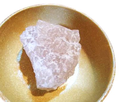 Phèn chua hay Kali alum có công thức hóa học là KAl(SO4)2.12H2O